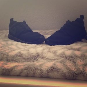 Children’s Nikes used 1